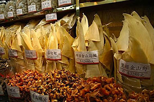 海味干货,滋补进养的汤 在香港,购买参茸海味产品时,一般都是以斤